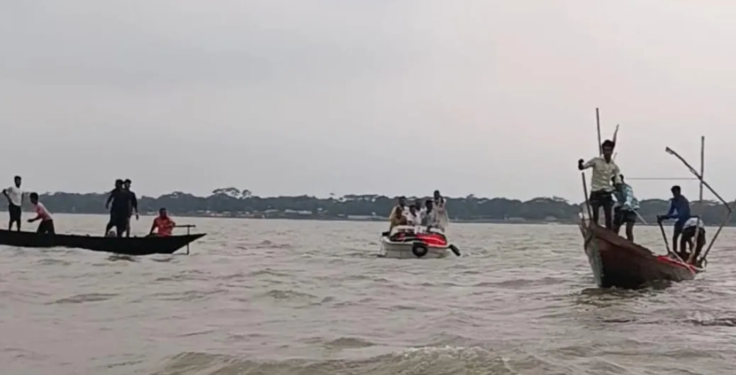 হিজলায় ঝড়ের কবলে মেঘনা নদীতে ট্রলার ডুবিতে ৩ জন নিখোঁজ
